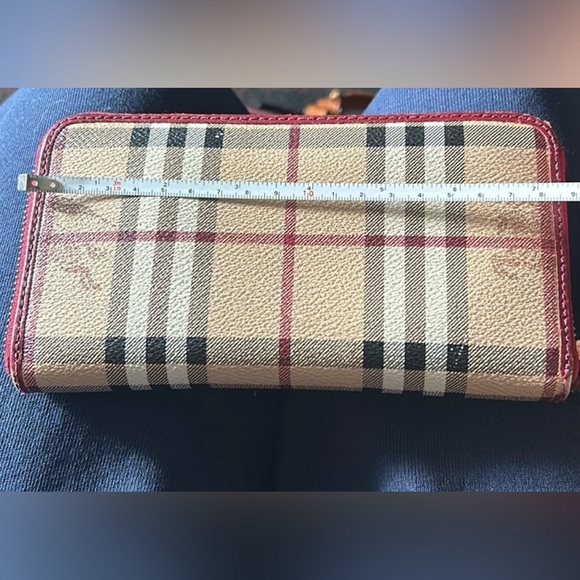 ❌❌ NOT AVAILABLE ❌❌ Beautiful Burberry Zippy Wallet - Picture 9 of 9